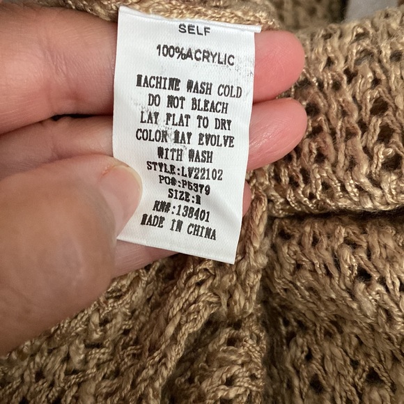 Gold sweater lacy back! perfect for NYE!! 🎉🎉 - Picture 15 of 15